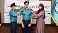 পদোন্নতিপ্রাপ্তদের র‌্যাংক ব্যাজ পরালেন ডিএমপি কমিশনার