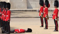 যুক্তরাজ্যের বার্ষিক ‘ট্রুপিং দ্য কালার’ প্যারেডের চূড়ান্ত মহড়া চলার সময় অজ্ঞান হয়ে গেলেন তিন সেনা
