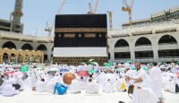 তীব্র গরম উপেক্ষা করে মক্কায় উপস্থিত লাখ লাখ হজযাত্রী