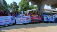 এফডিসিতে হামলার প্রতিবাদে সাংবাদিকদের মানববন্ধন