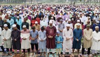 ময়মনসিংহে বৃষ্টিতে ভিজে ঈদের নামাজ পড়লেন মুসল্লিরা